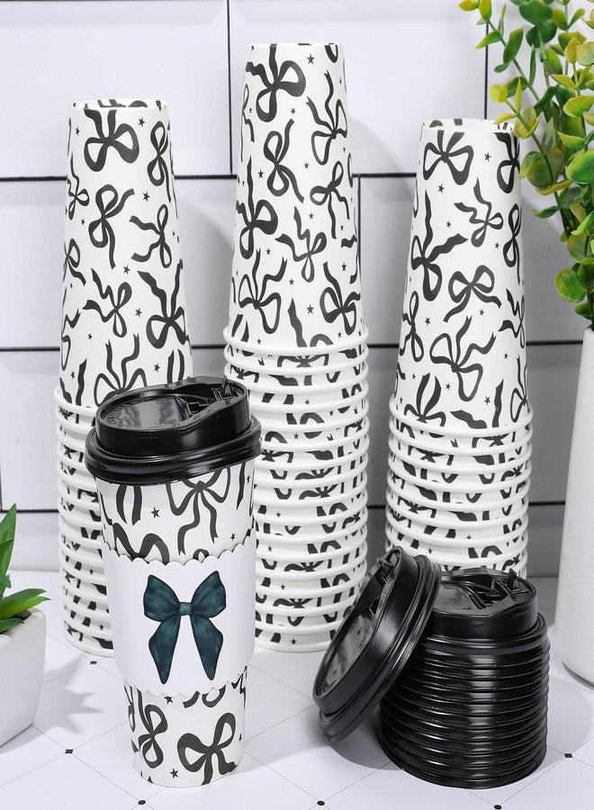 JarThenaAMCS مجموعة جارثينا إيه إم سي إس، ٥٠ قطعة من أكواب القهوة الورقية السوداء المزينة بفيونكة، مع أغطية وأكمام، أكواب "فيونكة ماجيك كوكيت" سعة ١٦ أونصة، أكواب للاستخدام مرة واحدة للمشروبات الساخنة والباردة، لوازم حفلات الهالوين وأعياد الميلاد والعطلات وحفلات توديع العزوبية - Image 4